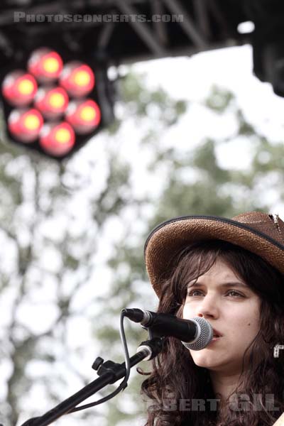 SOKO - 2011-09-11 - PARIS - Parc de Bagatelle - 
